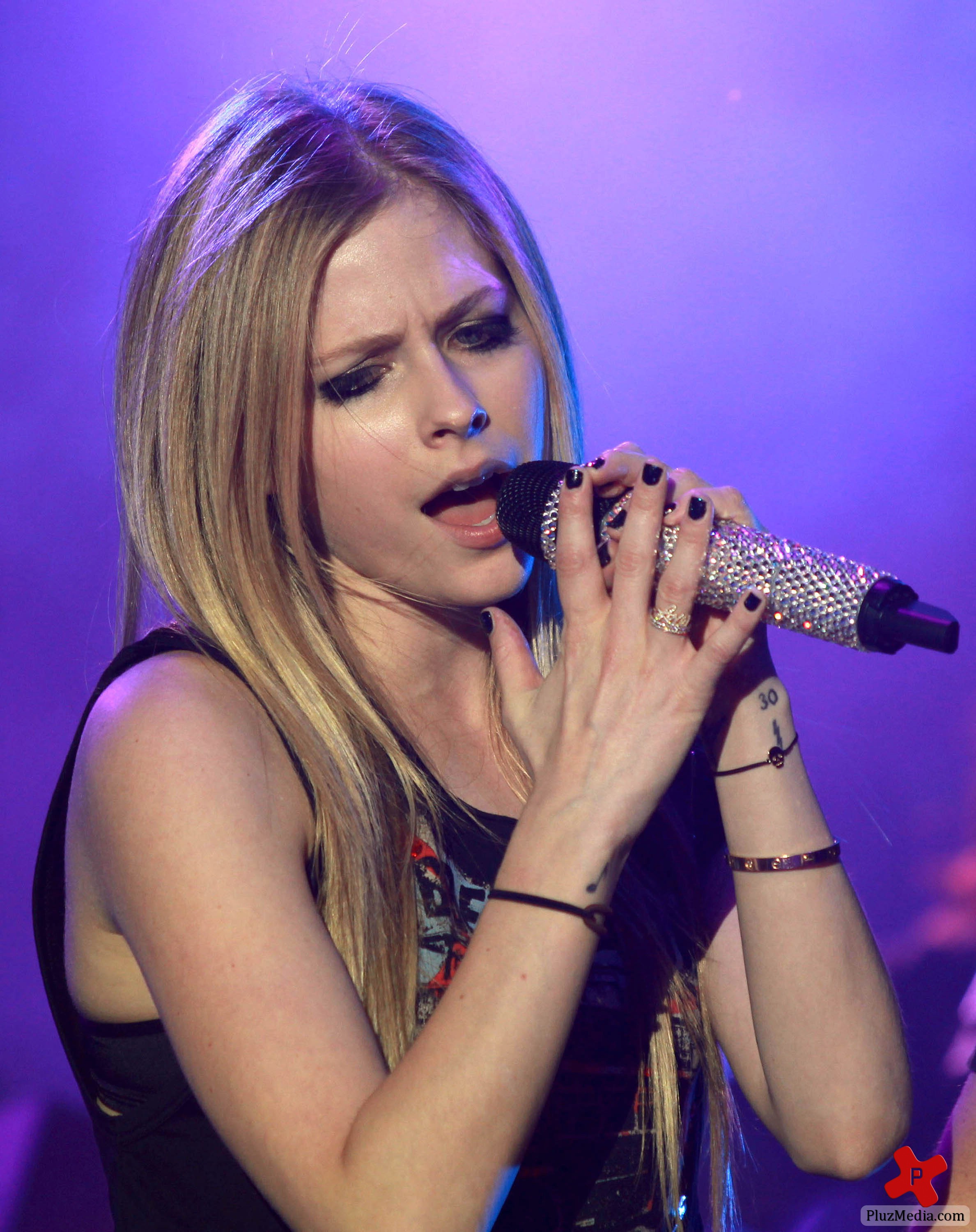 Avril Lavigne performs live at La Fete de L Humanite photos | Picture 79068